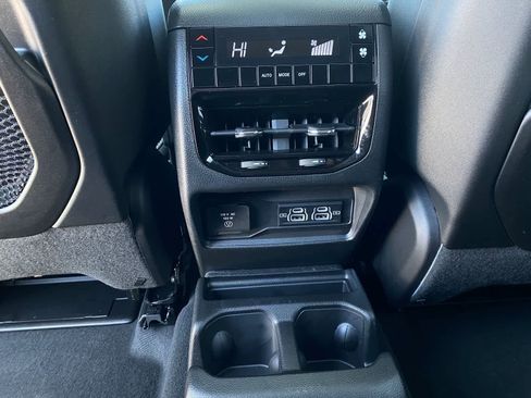 Used 2025 Jeep Grand Cherokee L Laredo image 18