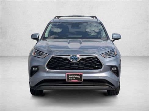 Certified 2024 Toyota Highlander Limited AWD/4WD image 2