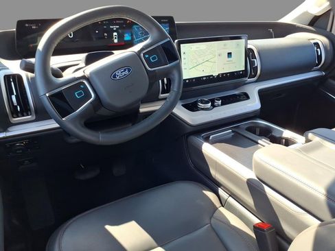 Used 2025 Ford Expedition Active AWD/4WD image 6