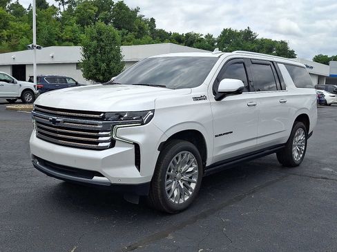 Used 2024 Chevrolet Suburban High Country w/ Premium Package AWD/4WD image 3
