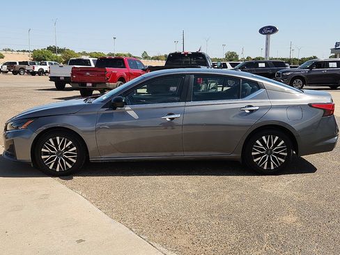 Used 2025 Nissan Altima 2.5 SV FWD image 2