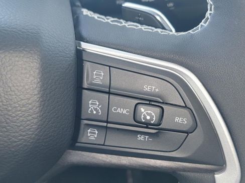 Used 2023 Jeep Grand Cherokee Limited w/ Black Appearance Package image 17