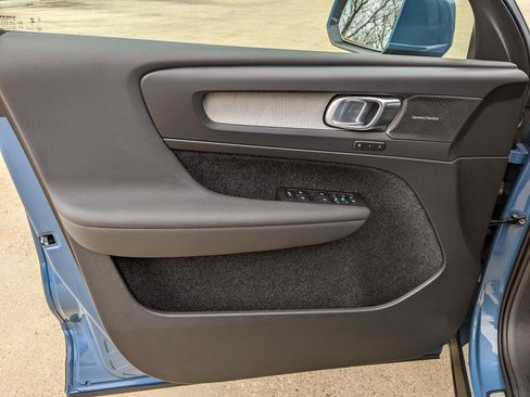 Certified 2025 Volvo XC40 B5 Ultra w/ Climate Package image 9