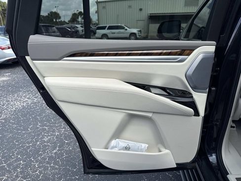 New 2026 Cadillac Escalade Platinum Luxury w/ LPO, Radiant Package AWD/4WD image 13