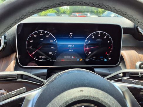 Used 2025 Mercedes-Benz GLC 300 4MATIC image 17