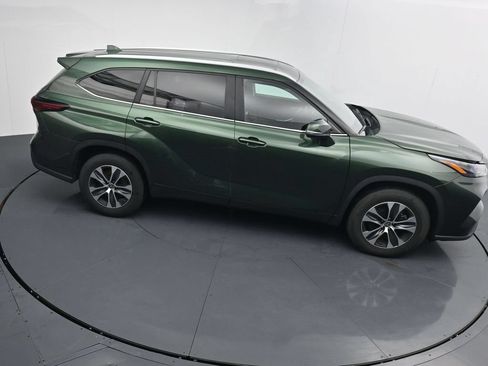 Used 2024 Toyota Highlander XLE FWD image 34