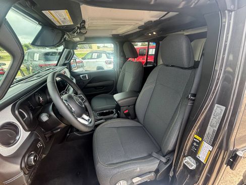 Used 2025 Jeep Wrangler Unlimited Sahara AWD/4WD image 37