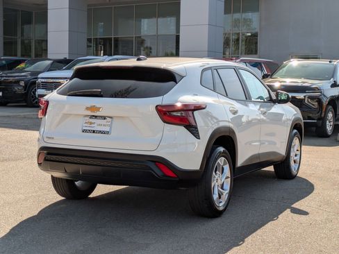 Used 2024 Chevrolet Trax LS w/ LS Convenience Package image 5