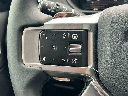 Used 2025 Land Rover Discovery S image 43