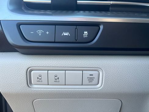 Used 2024 Kia Carnival LX image 10