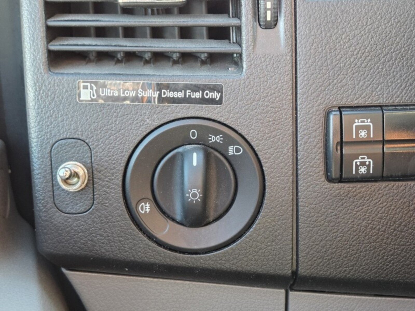Used 2017 Mercedes-Benz Sprinter 2500 image 35