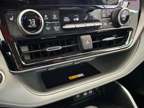 Used 2024 Toyota Highlander XLE AWD/4WD image 35