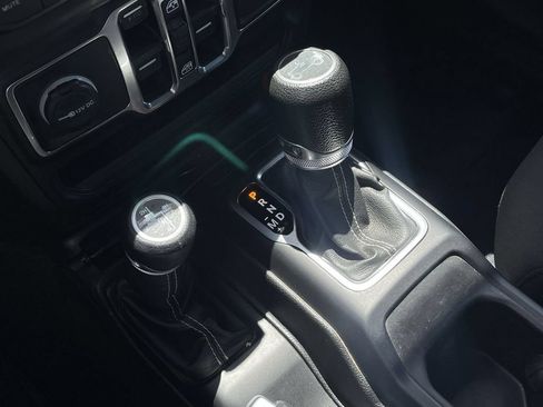 Used 2018 Jeep Wrangler Unlimited Sahara AWD/4WD image 15