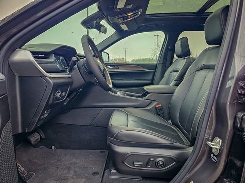 New 2025 Jeep Grand Cherokee Limited image 12