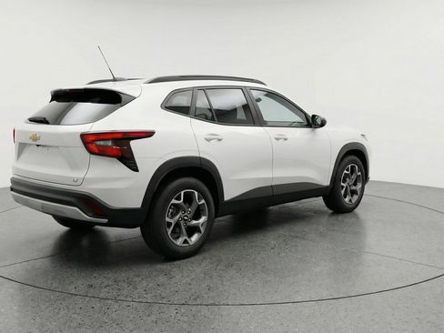 Used 2025 Chevrolet Trax LT FWD image 9