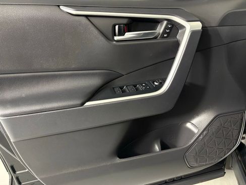 Used 2022 Toyota RAV4 XLE Premium image 14