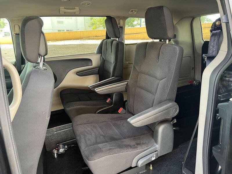 Used 2018 Dodge Grand Caravan SE w/ UConnect Hands-Free Group FWD image 33