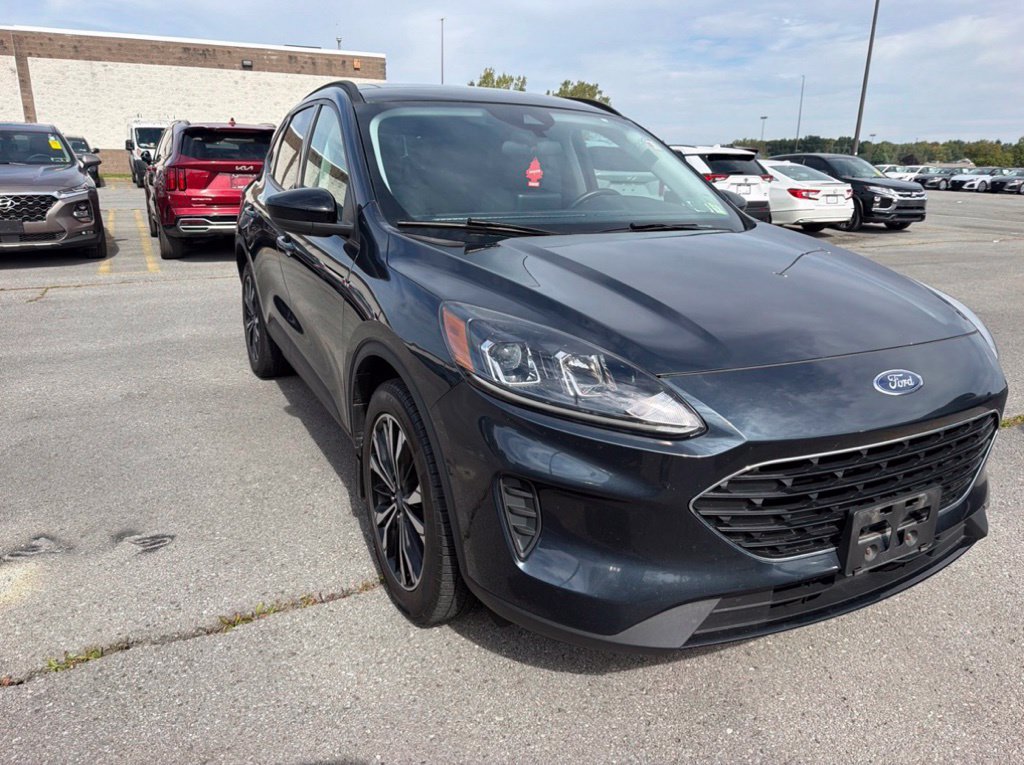 Used 2022 Ford Escape SE w/ SE Sport Appearance Package AWD/4WD image 3
