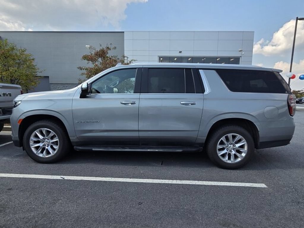 Used 2023 Chevrolet Suburban Premier RWD image 2