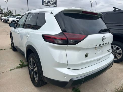 Used 2024 Nissan Rogue SL AWD/4WD image 3
