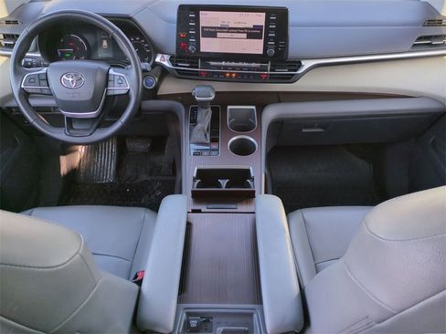 Used 2022 Toyota Sienna XLE image 18