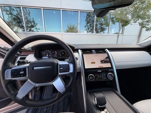 Used 2025 Land Rover Discovery Dynamic SE image 18