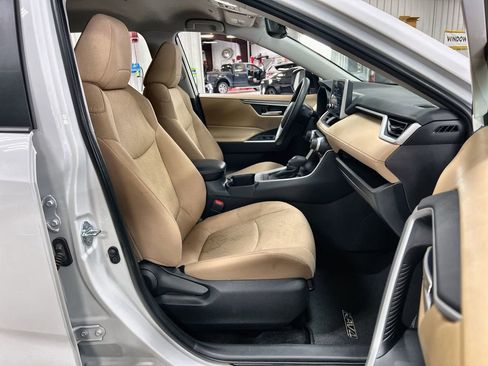 Used 2025 Toyota RAV4 XLE image 28