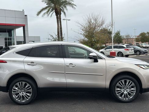 Used 2021 Toyota Venza XLE w/ Softex Package image 8