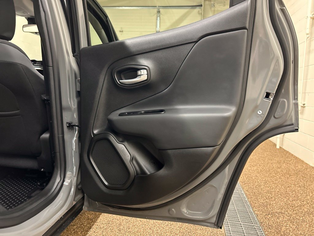 Used 2023 Jeep Renegade Latitude AWD/4WD image 17