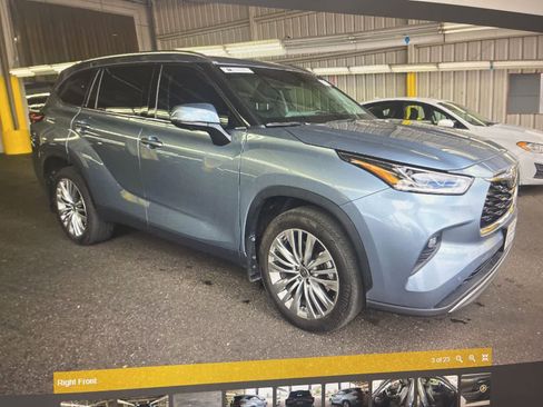 Used 2023 Toyota Highlander Platinum FWD image 2