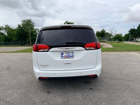 Used 2020 Chrysler Pacifica Touring-L w/ Tire & Wheel Group FWD image 4