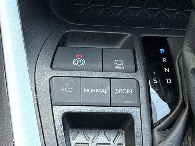 Used 2025 Toyota RAV4 XLE FWD image 21