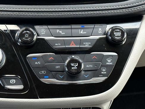 Used 2022 Chrysler Pacifica Touring-L AWD/4WD image 16