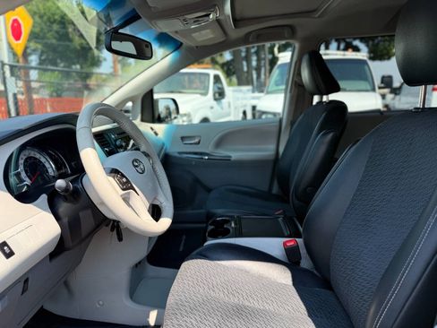 Used 2013 Toyota Sienna SE FWD image 19