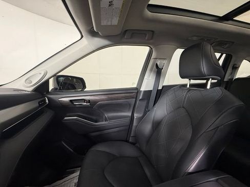 Used 2022 Toyota Highlander Platinum AWD/4WD image 16