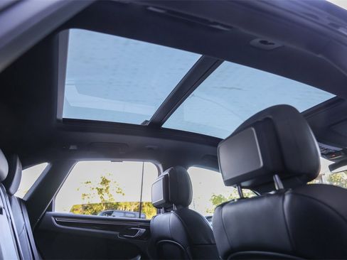 Certified 2025 Porsche Macan image 31