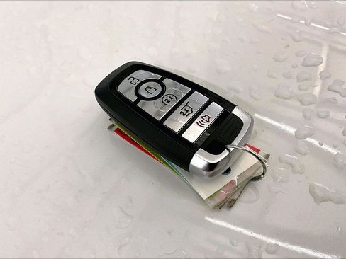 Used 2025 Ford Escape SE w/ PHEV Premium Package image 9