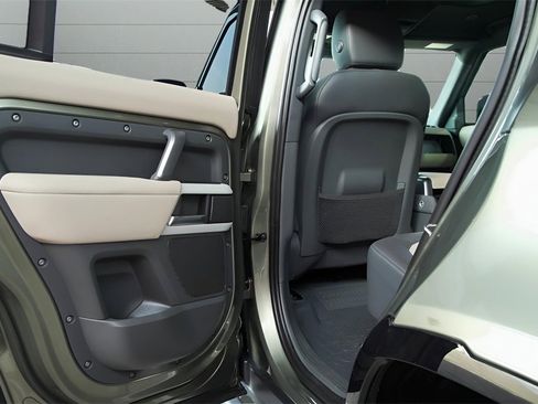 Used 2023 Land Rover Defender 110 X-Dynamic SE image 32