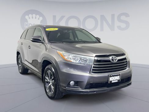 Used 2016 Toyota Highlander XLE image 10