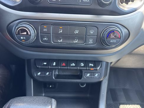 Used 2021 Chevrolet Colorado Z71 AWD/4WD image 18
