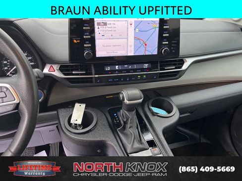 Used 2024 Toyota Sienna XLE w/ XLE Plus Package FWD image 9