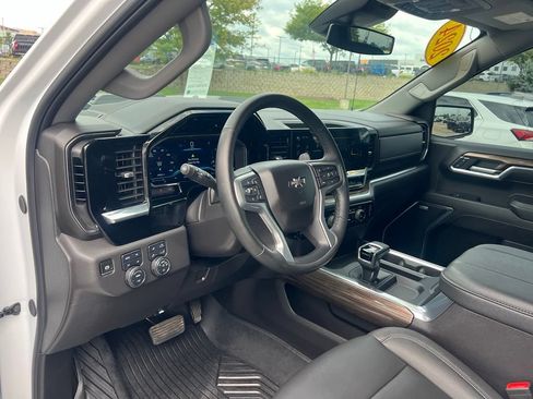 Used 2024 Chevrolet Silverado 1500 LT Trail Boss w/ LT Trail Boss Premium Package AWD/4WD image 18