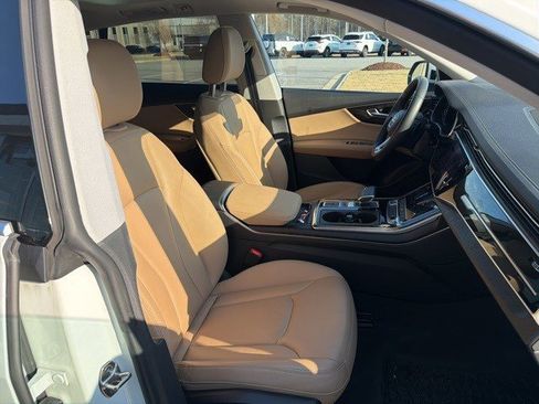 Used 2023 Audi Q8 Premium image 26