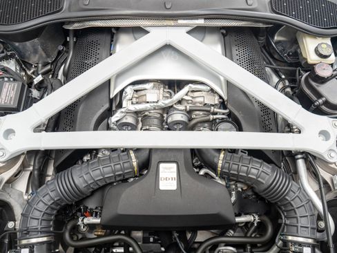 Used 2018 Aston Martin DB11 Coupe RWD image 12