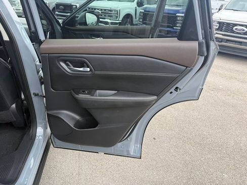 Used 2023 Nissan Rogue SL image 26