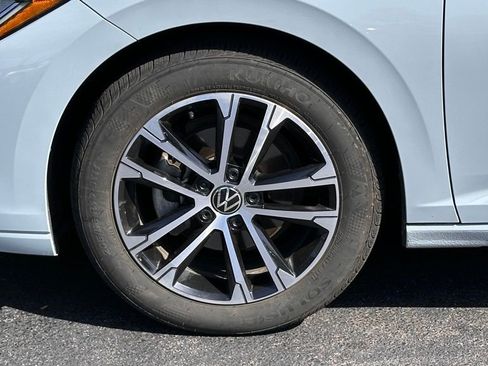 Used 2025 Volkswagen Jetta Sport image 9