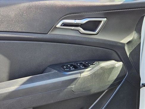 Used 2023 Kia Sportage LX image 9