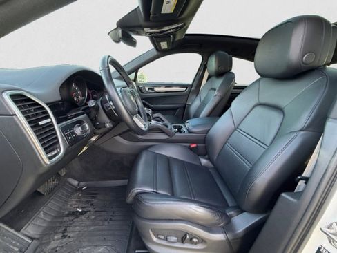 Used 2023 Porsche Cayenne Platinum Edition w/ Performance Package image 10