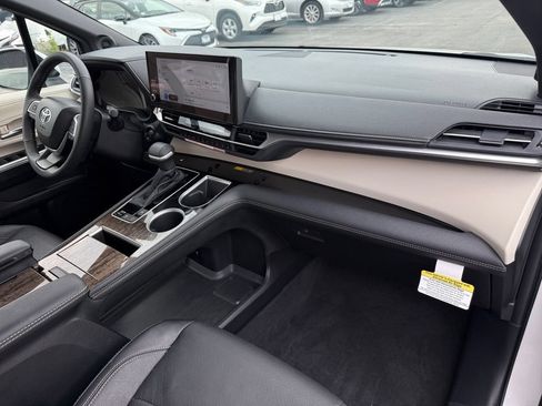 Used 2026 Toyota Sienna Limited AWD/4WD image 17