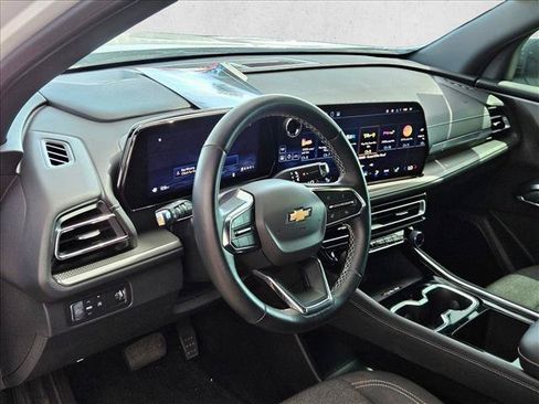 Used 2025 Chevrolet Traverse LT FWD image 9